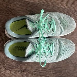 NIKE FREE RN athletic snickers size 10 used condition color light green